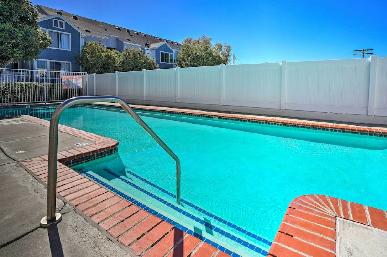 Cozy-chic Condo: Walk to Beach & Park!