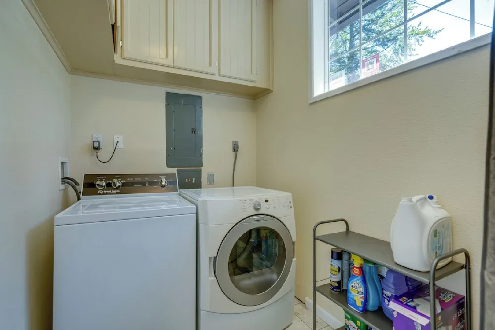 Modern Home: 3 Miles to Woodinville Wine Country!