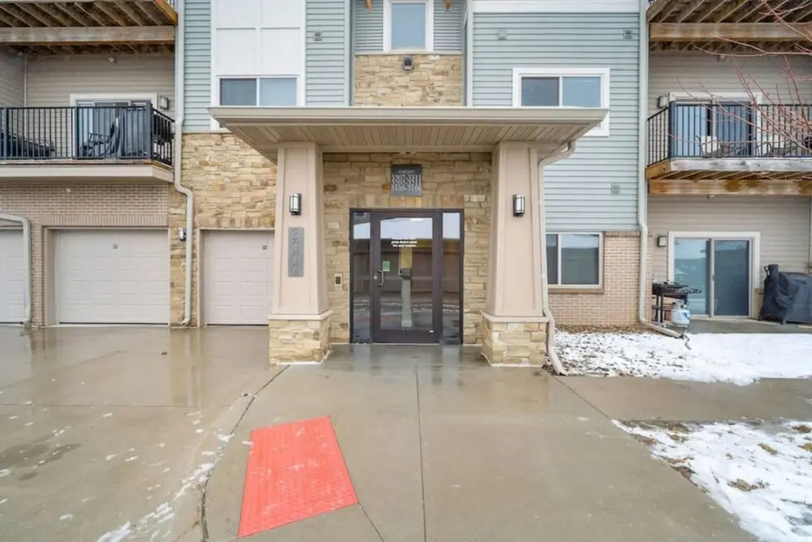 West Des Moines- Garage Gym Pool Jordan Creek