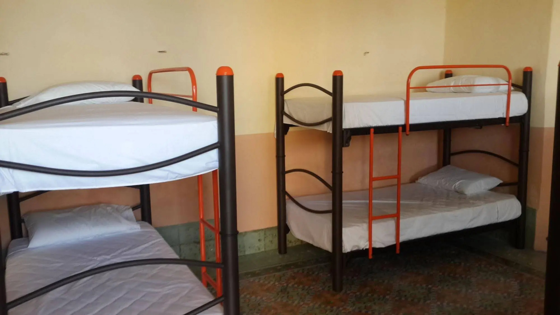 Hostal La Ermita - Hostel