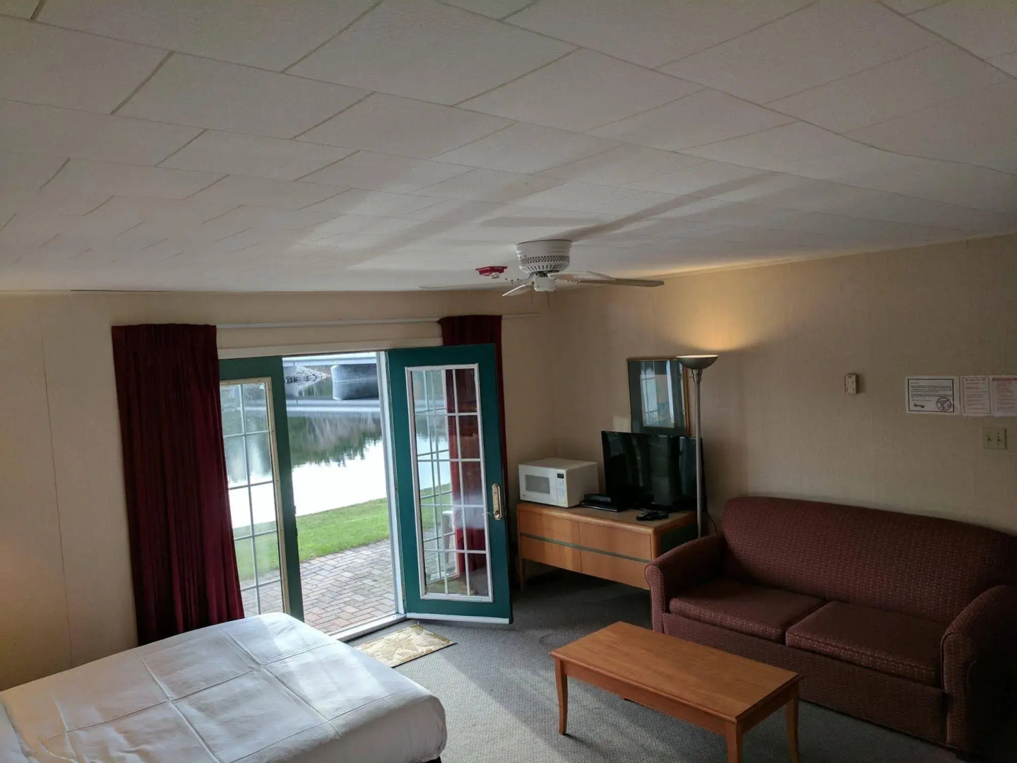 Algonquin Lakeside Inn