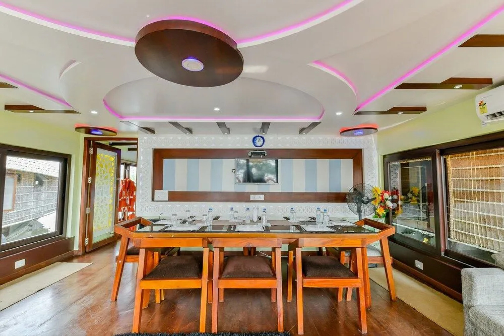 OYO 22759 Houseboat Luxury Smart Gold 6 BHK