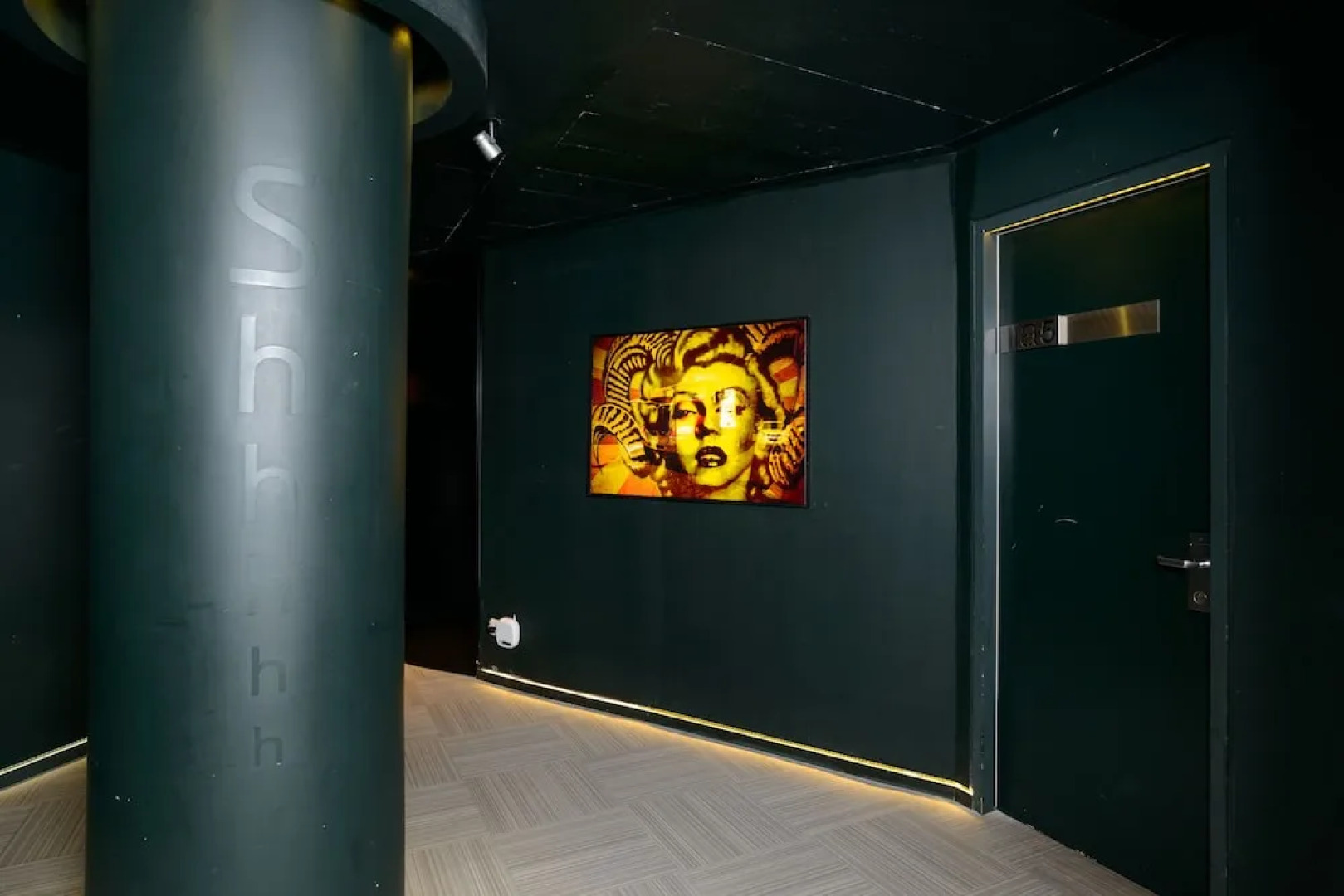 Gordon Hotel & Lounge