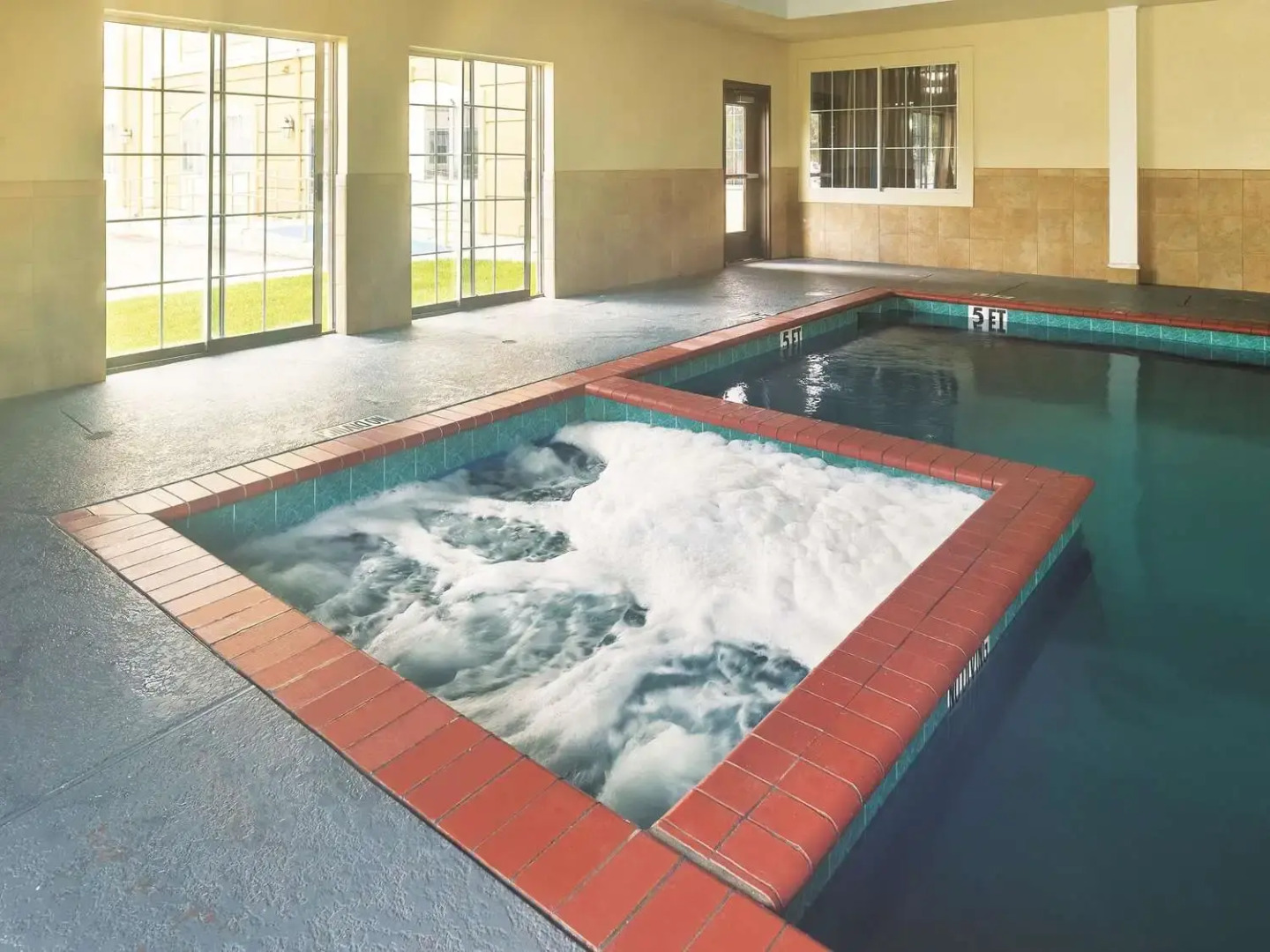 Platinum Inn & Suites Webster