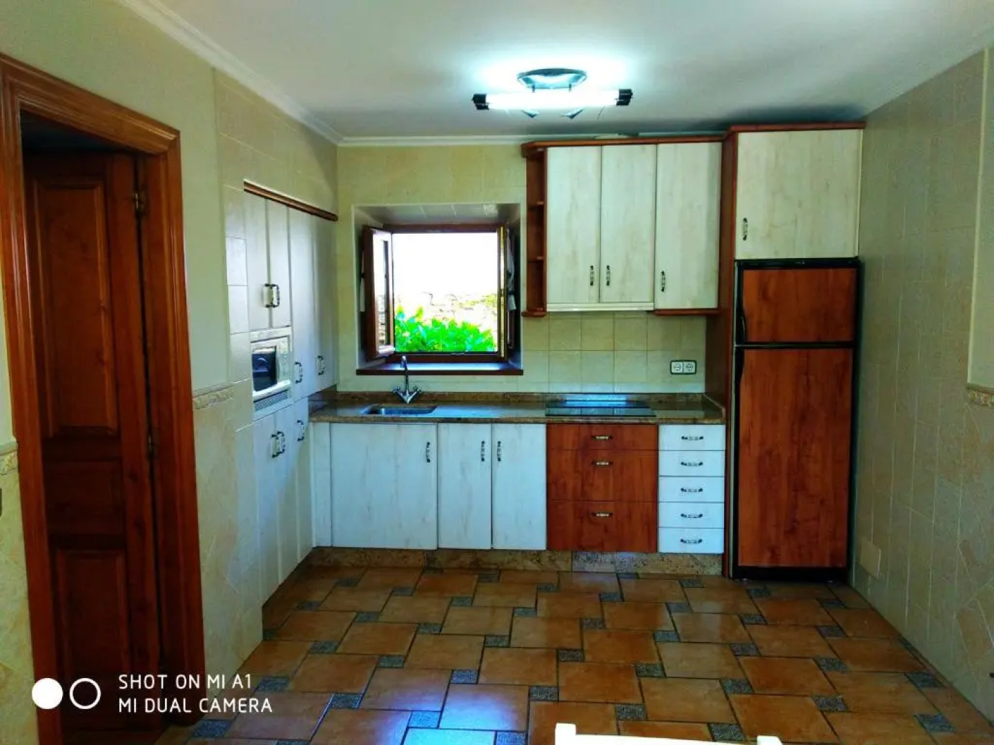 Casa Amplia Con Jardín Y Aparcamiento G-100147