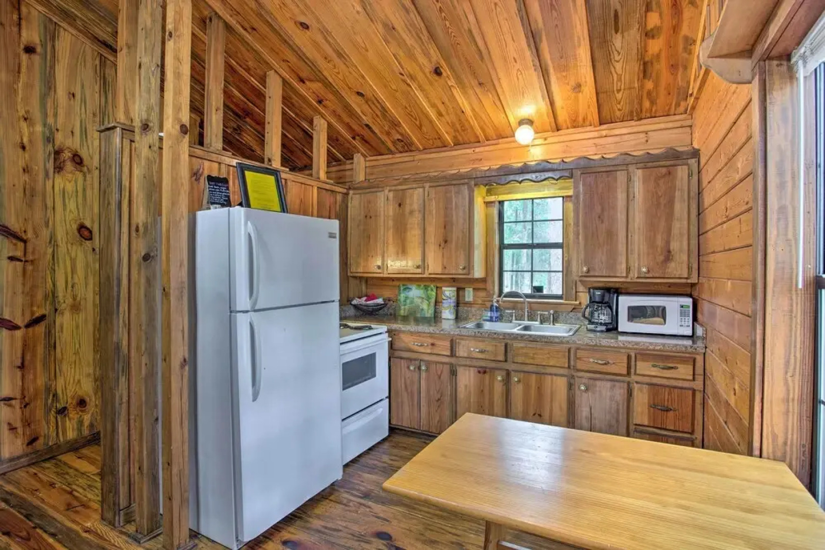 Timber Brooke Cabin: Hot Tub & Central Location!