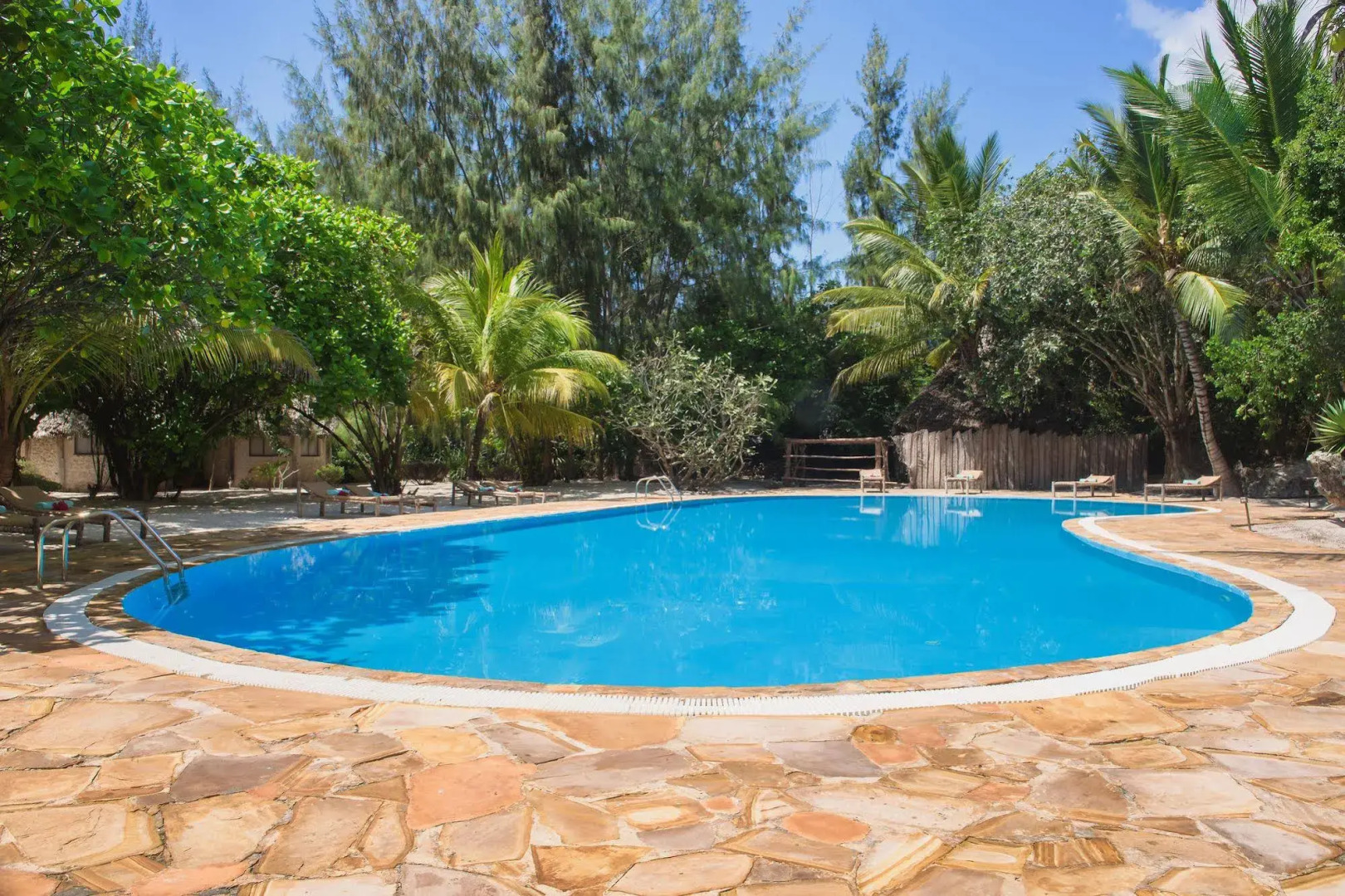 Hakuna Majiwe Beach Lodge