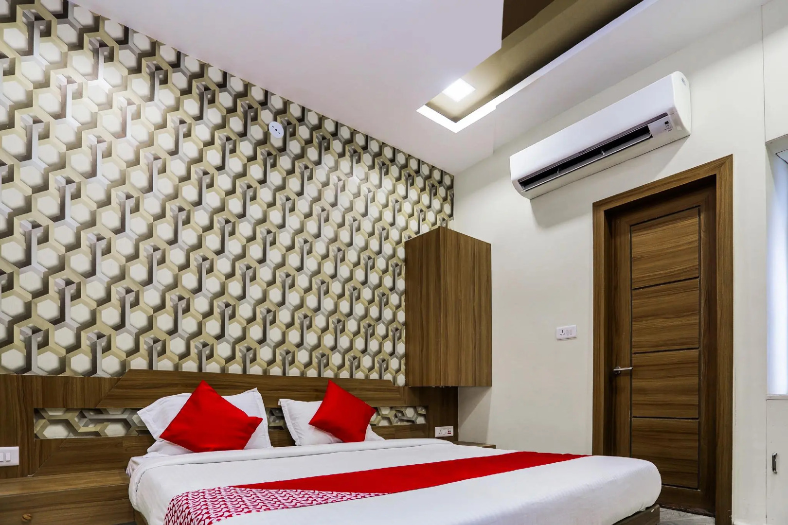 OYO 16163 Hotel Shri Hari