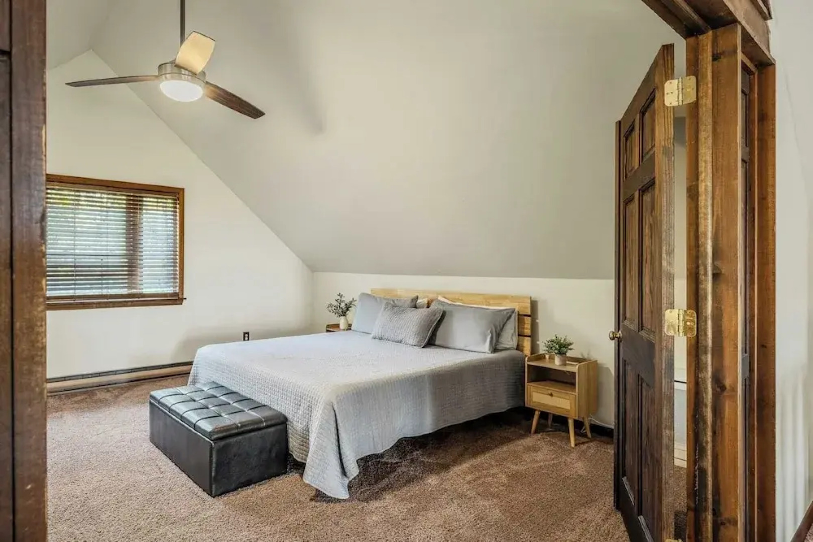 Sky View Chalet by Avantstay Stunning Interior, Spacious Deck, Hot Tub, & View