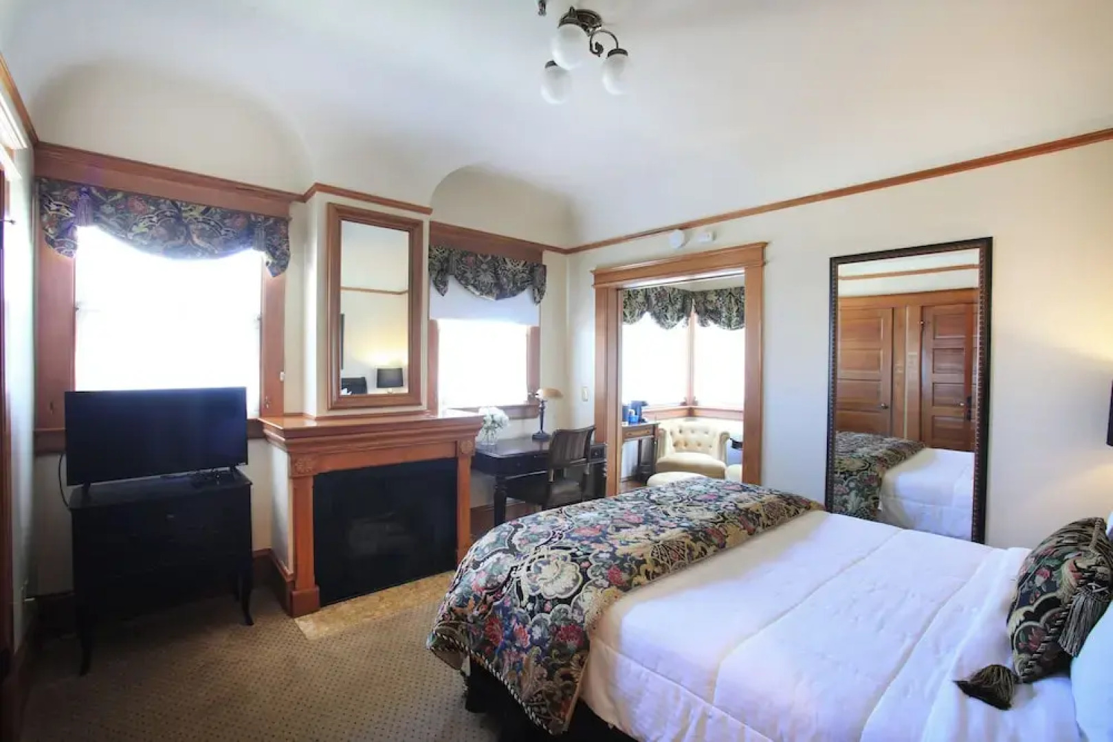 The Charles Pacific Grove - Artfully Designed Inclusive Inn