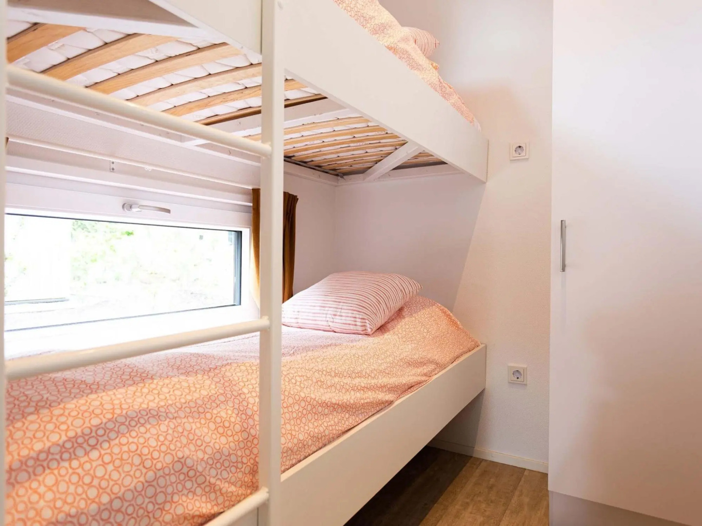 Luxurious chalet with sauna and spa, in a holiday park located near the Veluwe