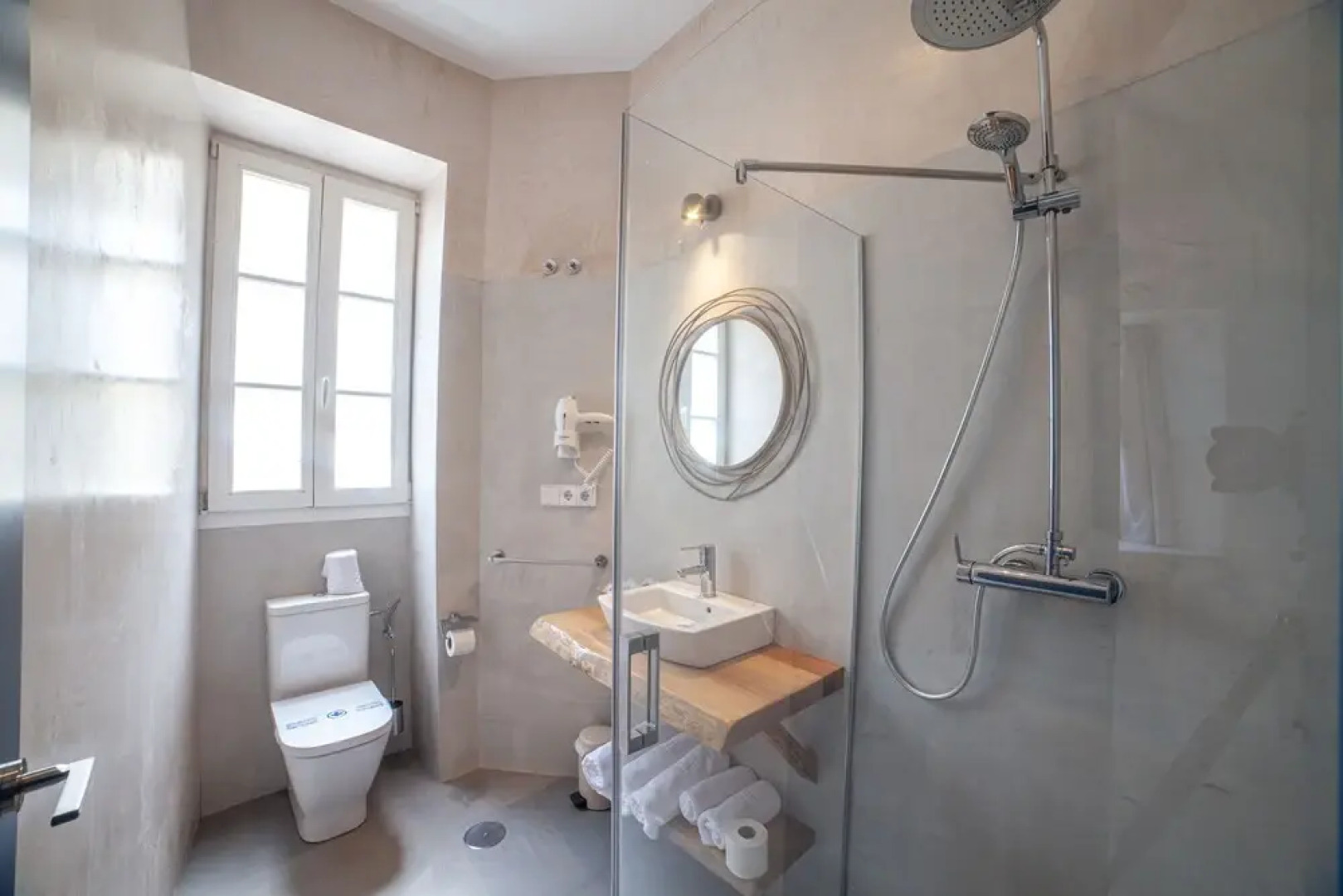 La Casa Amarilla Rooms & Suites