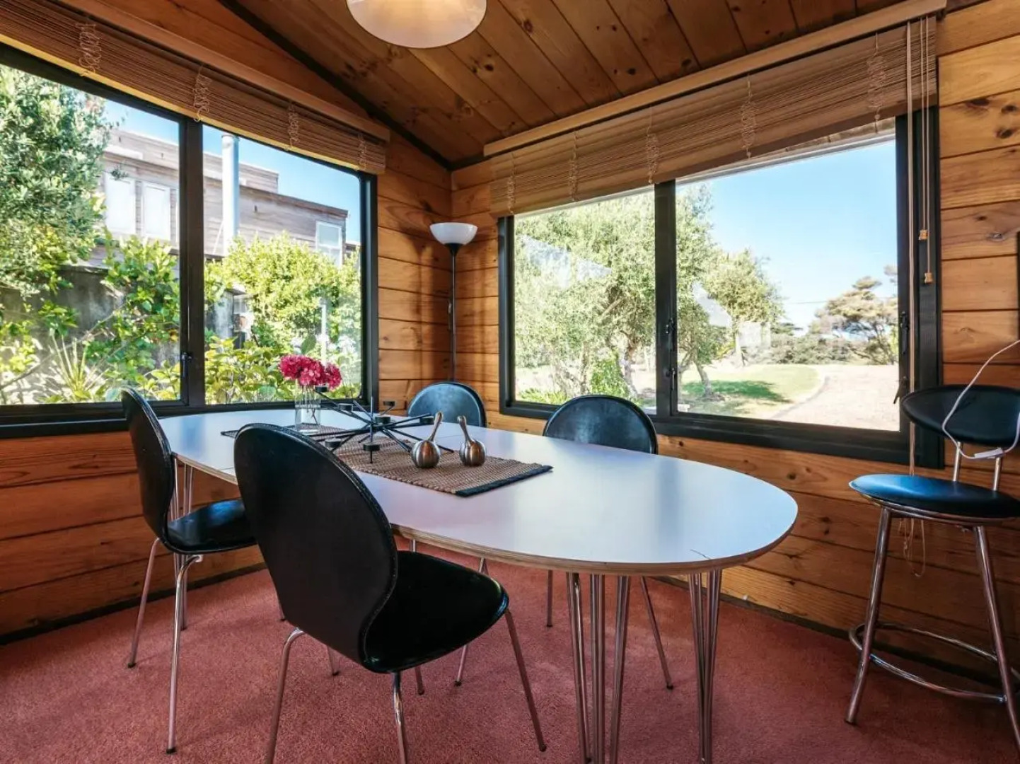 Peaceful Picnic Bay - Surfdale Holiday Home