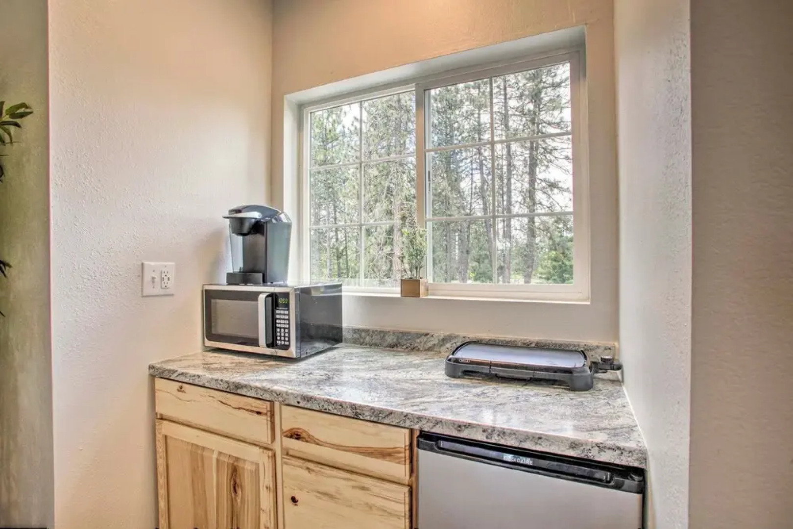 Nine Mile Falls Hideaway: Scenic Retreat on River