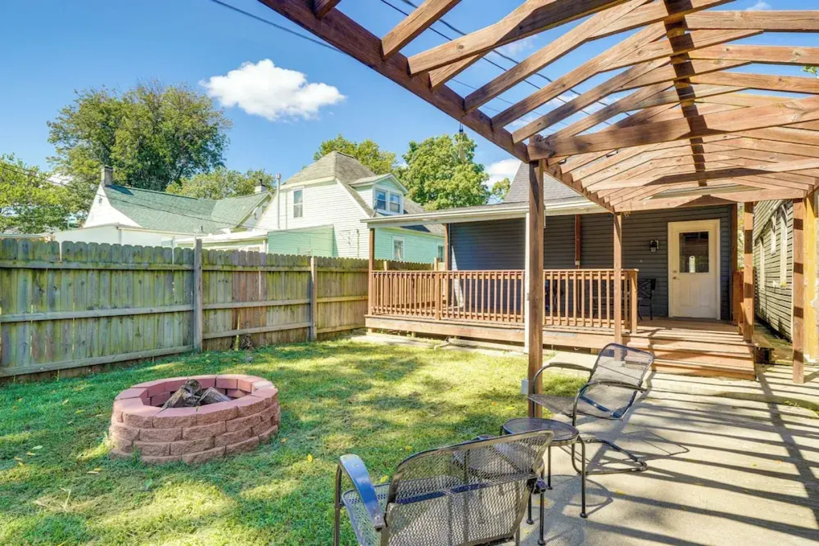 8 Mi to Louisville: New Albany Home w/ Grill!