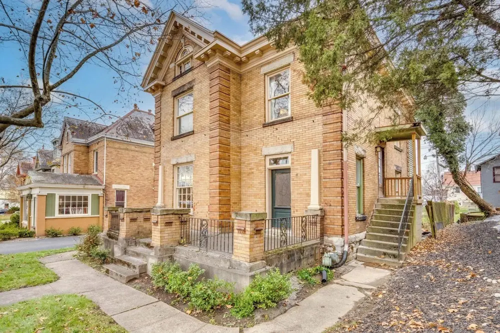 Walk to Garden & Restaurants: Zanesville Apartment