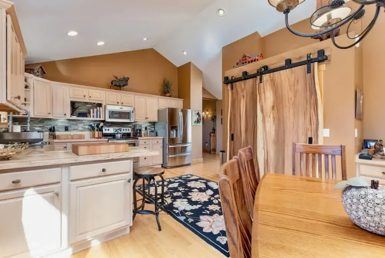 Awestruck Luxury Vacation  At Windcliff 3 Bedroom Home by RedAwning