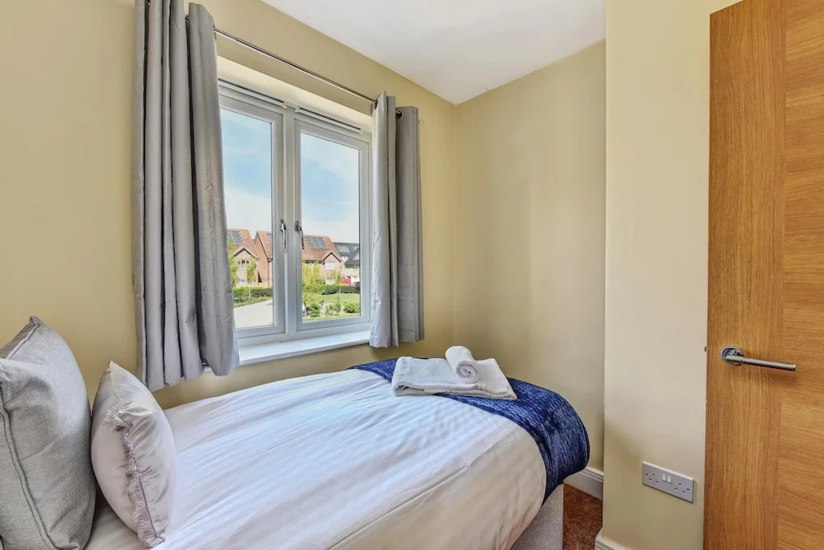 London Heathrow Living Serviced House 4 Bedrooms, 2.5 Bathrooms Up to 9 Beds