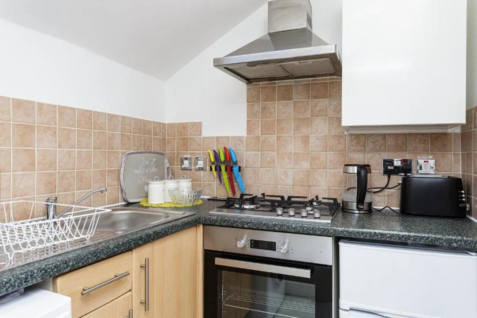 Luxury Granada Apartments - 1 & 2 bed FLATS Perfect for Contractors, Family, Students near Seafront