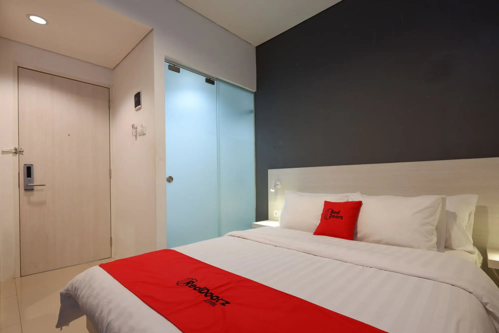 RedDoorz Plus near Ciputra Mall Simpang Lima