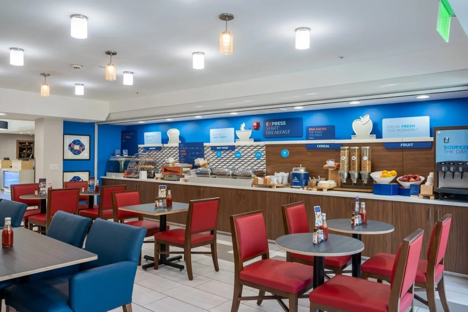 Holiday Inn Express & Suites Lake Forest by IHG