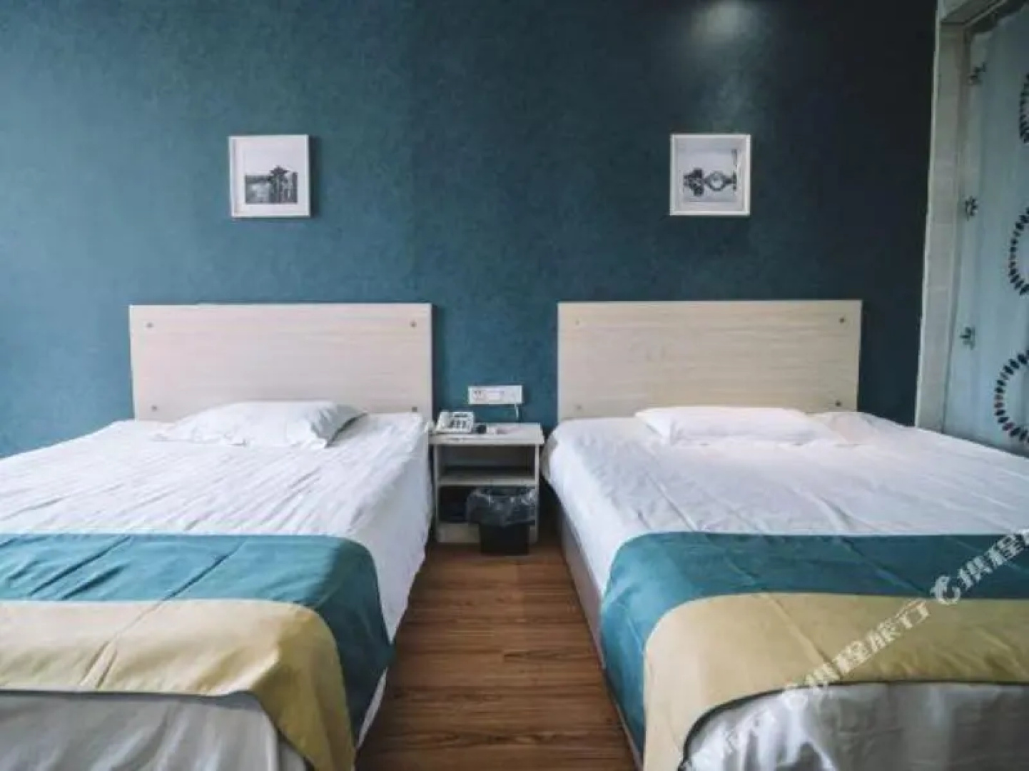 Yibai Hotel (Fengming Jin Street Bus Station)