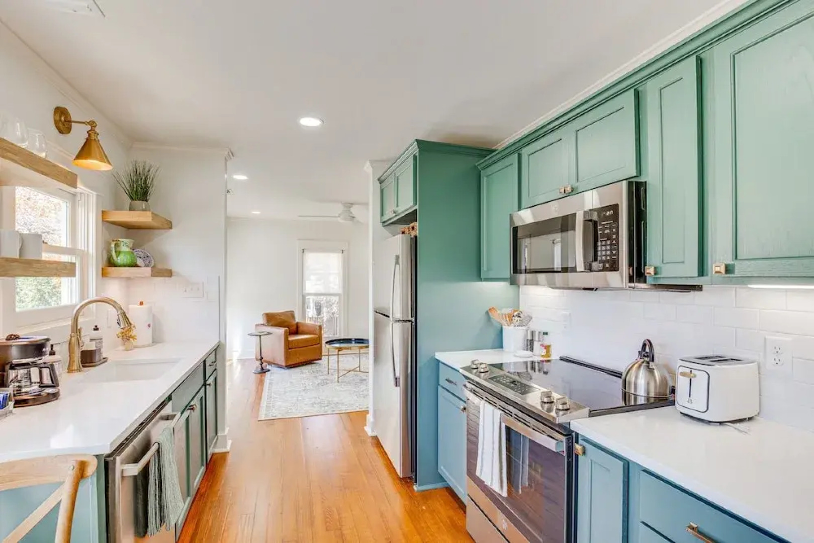 2 Mi to Tyler Rose Garden: Vibrant Apartment!