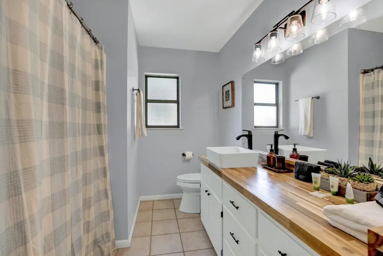 Huge Luxury Home Hot Tub and Sauna 2 mi to Dwntn