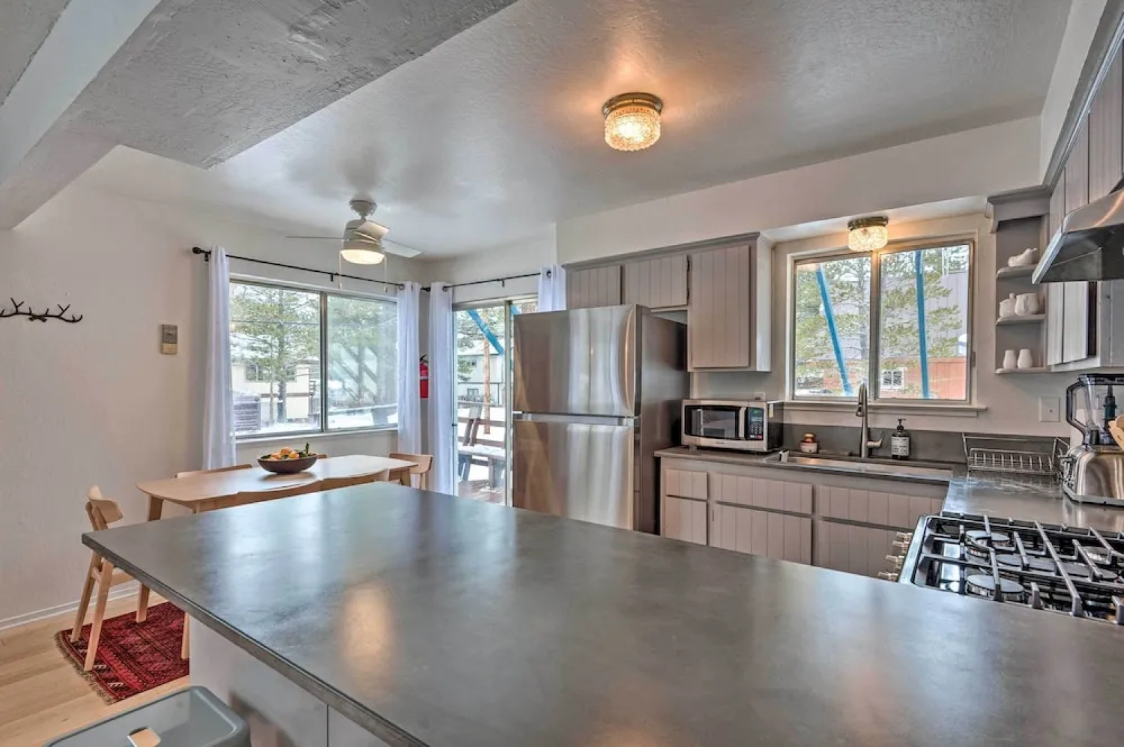 Peaceful & Upscale Ski Cabin: 11 Mi to Heavenly!