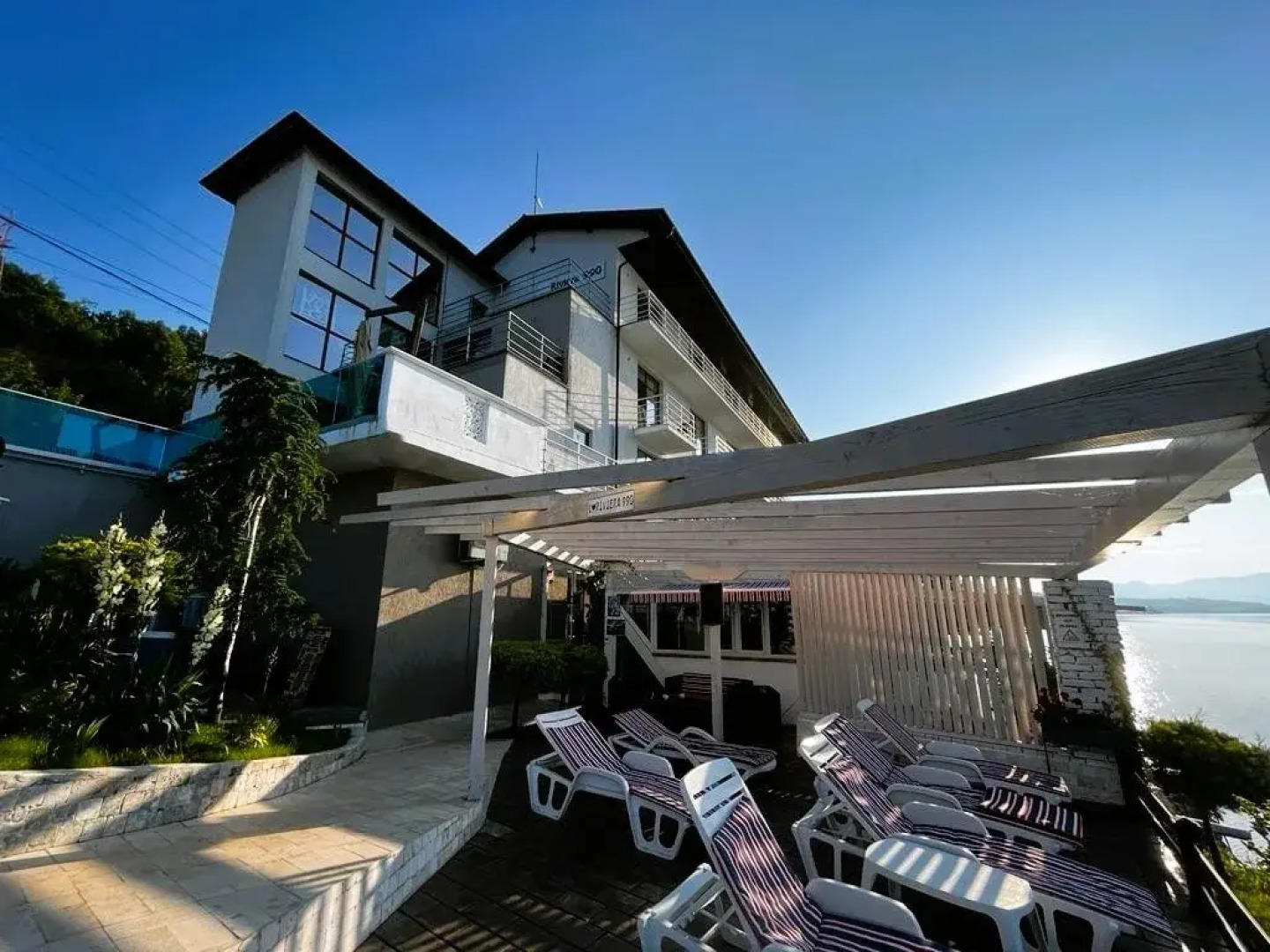 . RIVIERA 990 - Camere de Inchiriat