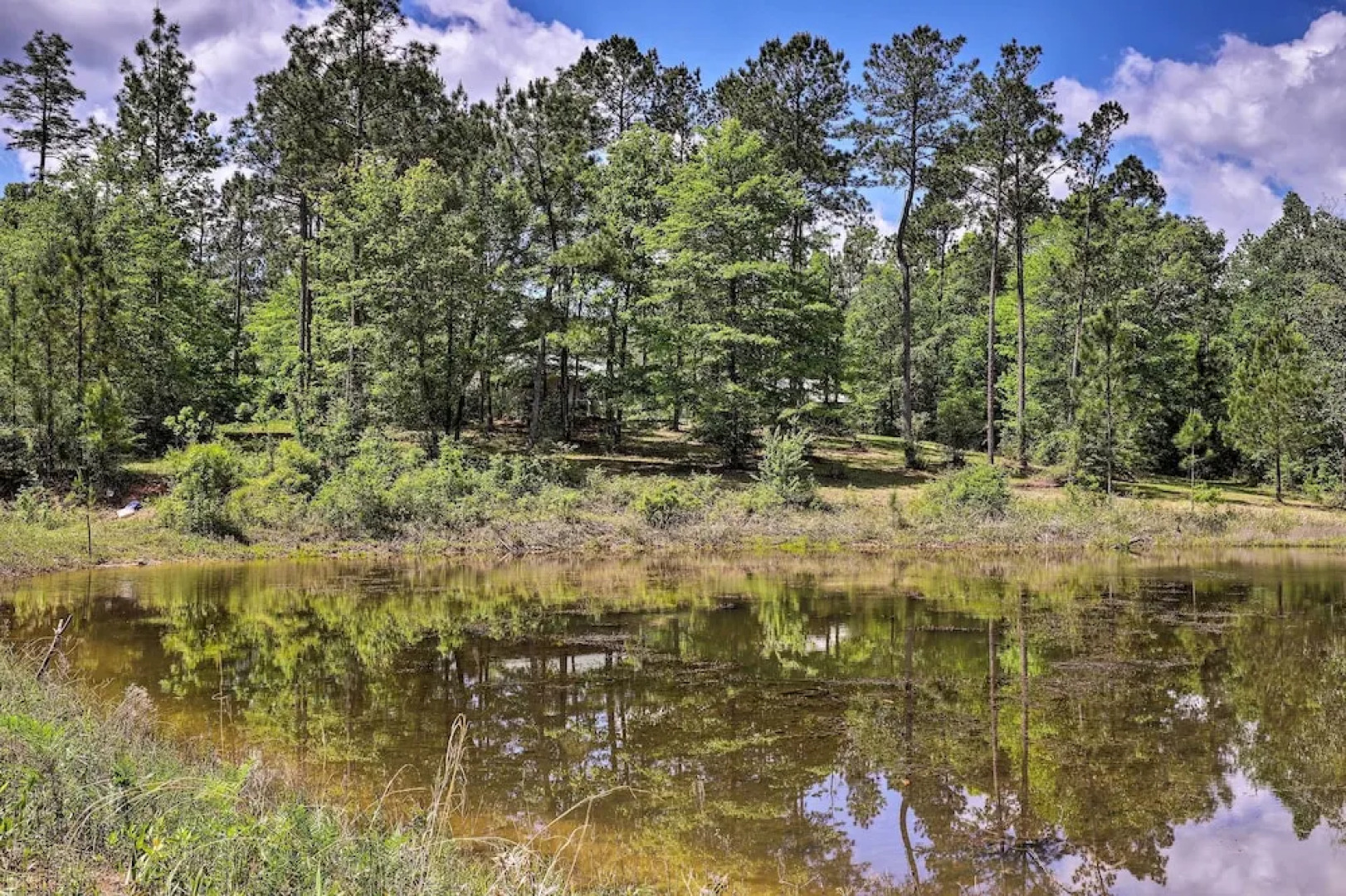 Secluded Cabin w/ Pond ~ 37 Mi to Gulf Coast!