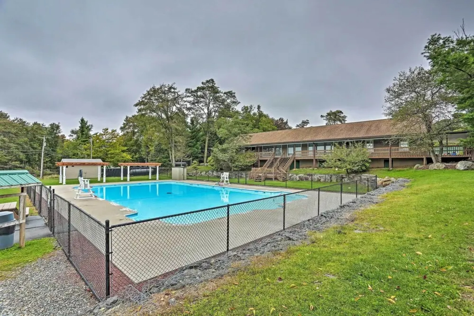 15 Mi to Camelback Ski Resort: Home w/ Deck!