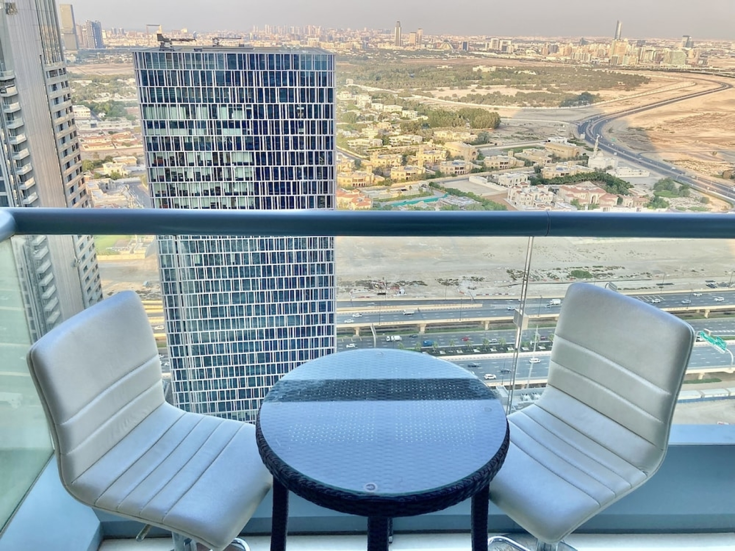 SuperHost - High-rise Chic Apt With Incredible Skyline Views