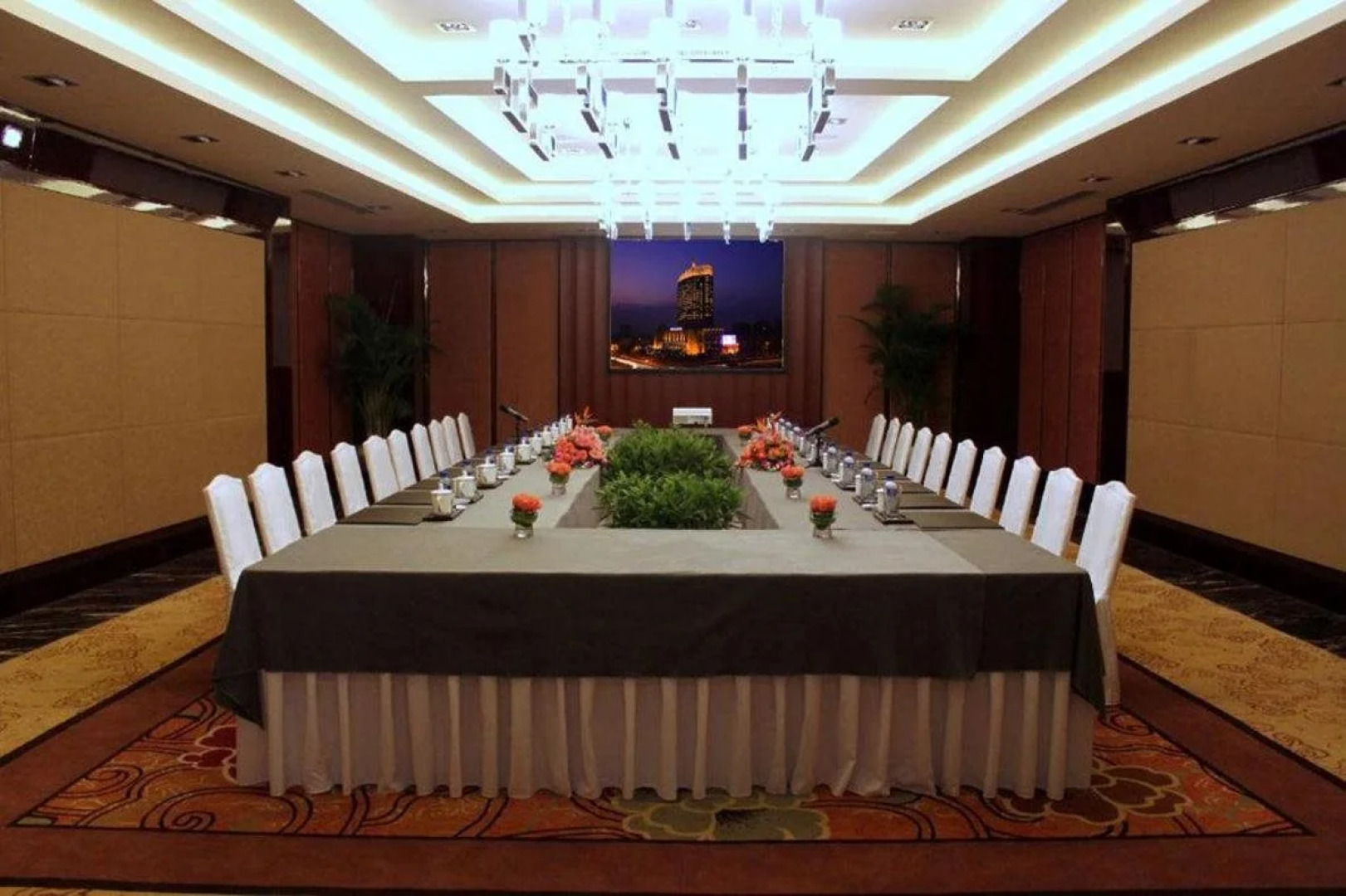 Huaqiao New Century Grand Hotel