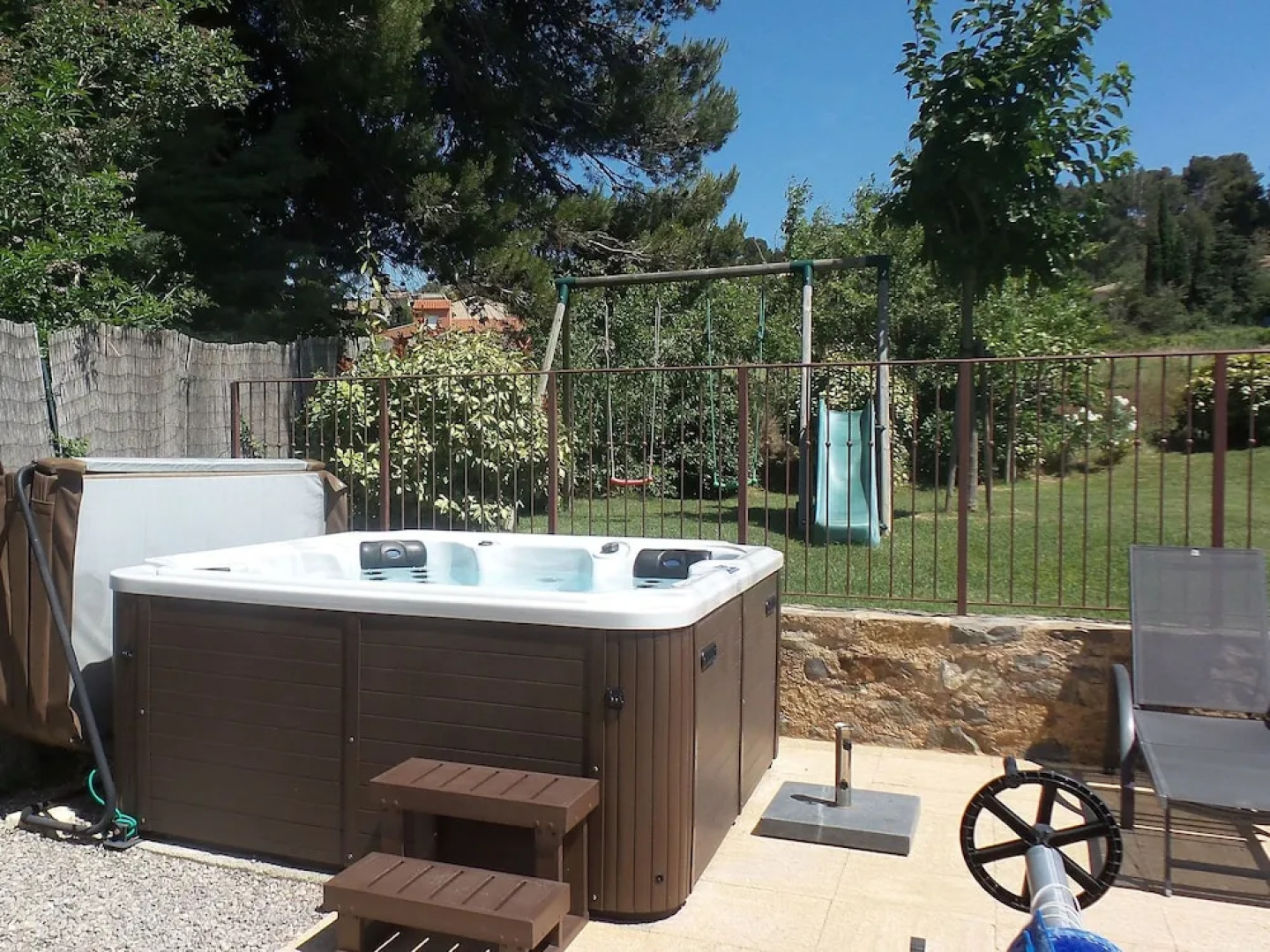Villa with air-con, heated pool, jacuzzi, fenced garden and kids play equipment