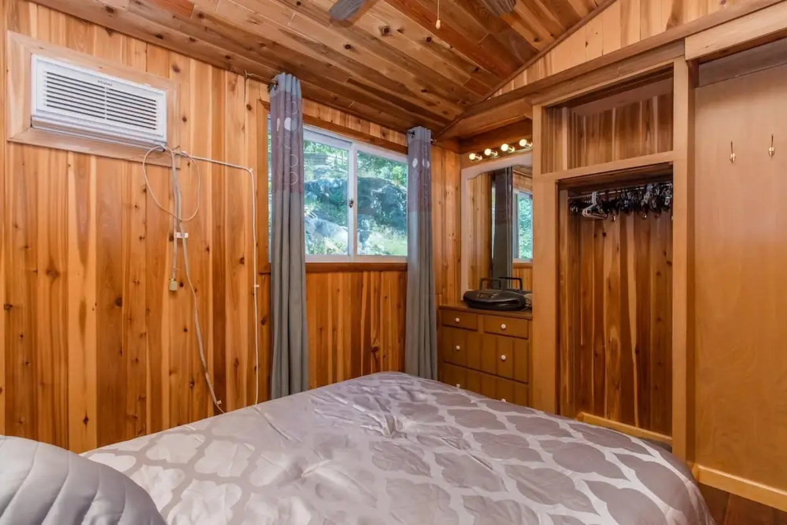 Magic on Little Go Home~3 bedroom cottage + guest cabin on 980 ft shore!