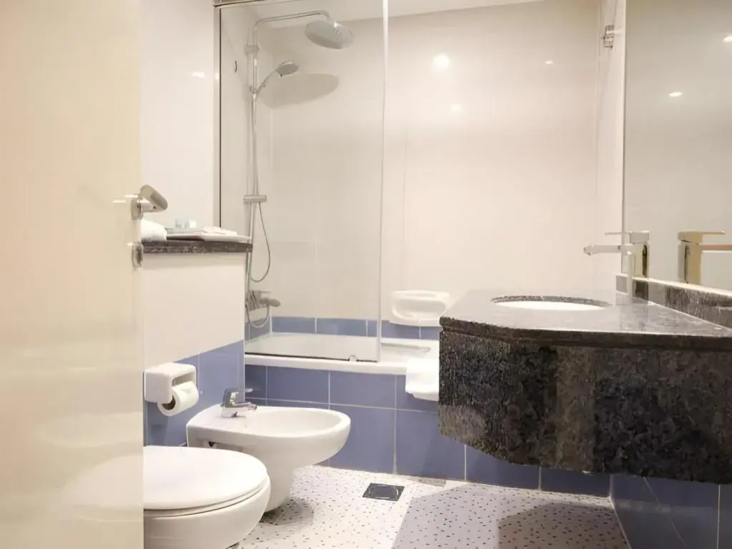 Royal Concorde Hotel & Suite