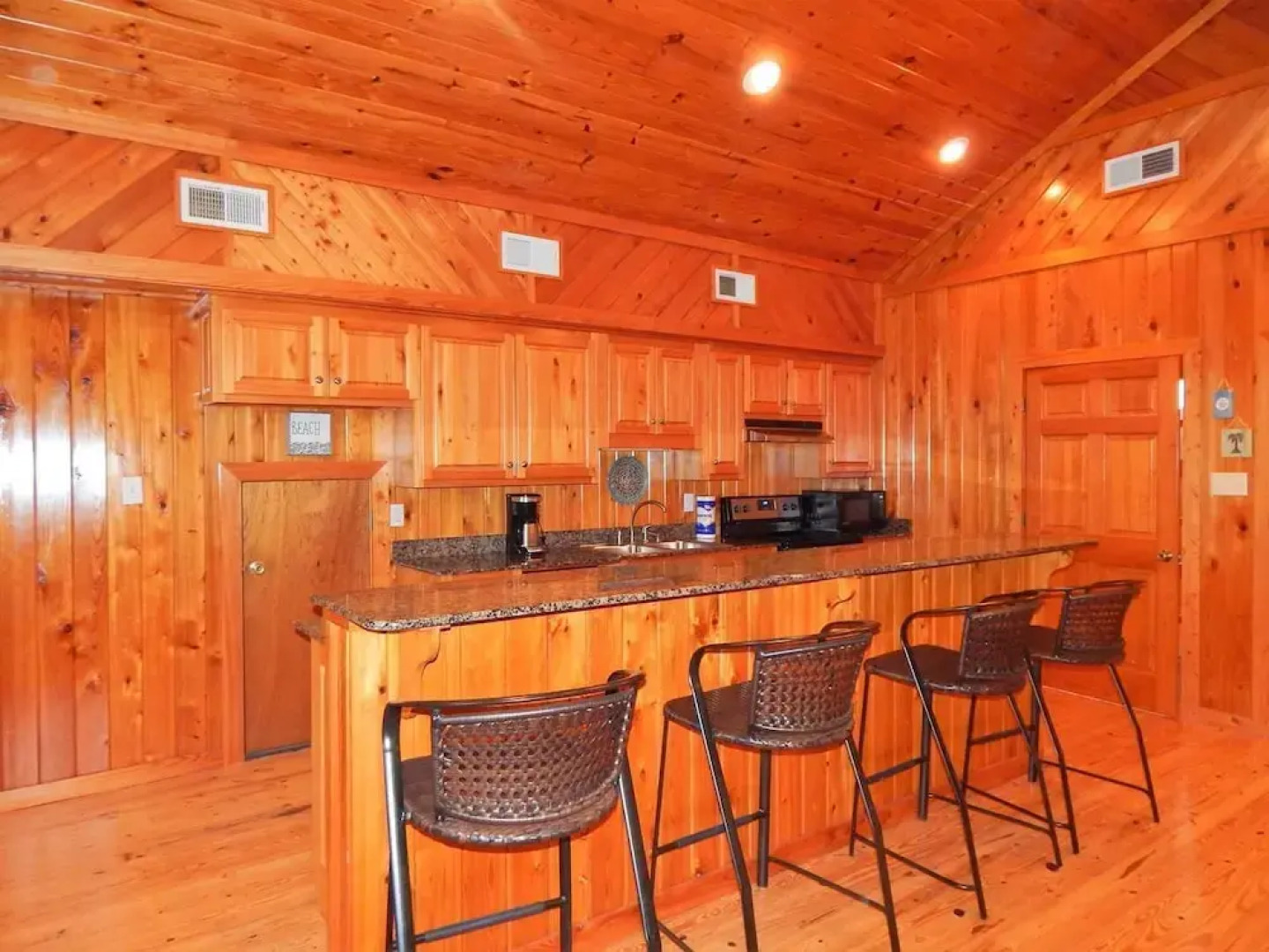 015 Red Roof Inn 4 Bedrooms 4 Bathrooms Home