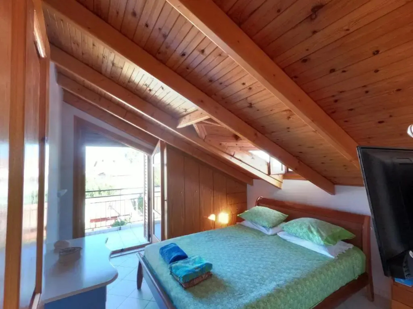 Loft apartment 20m from sea