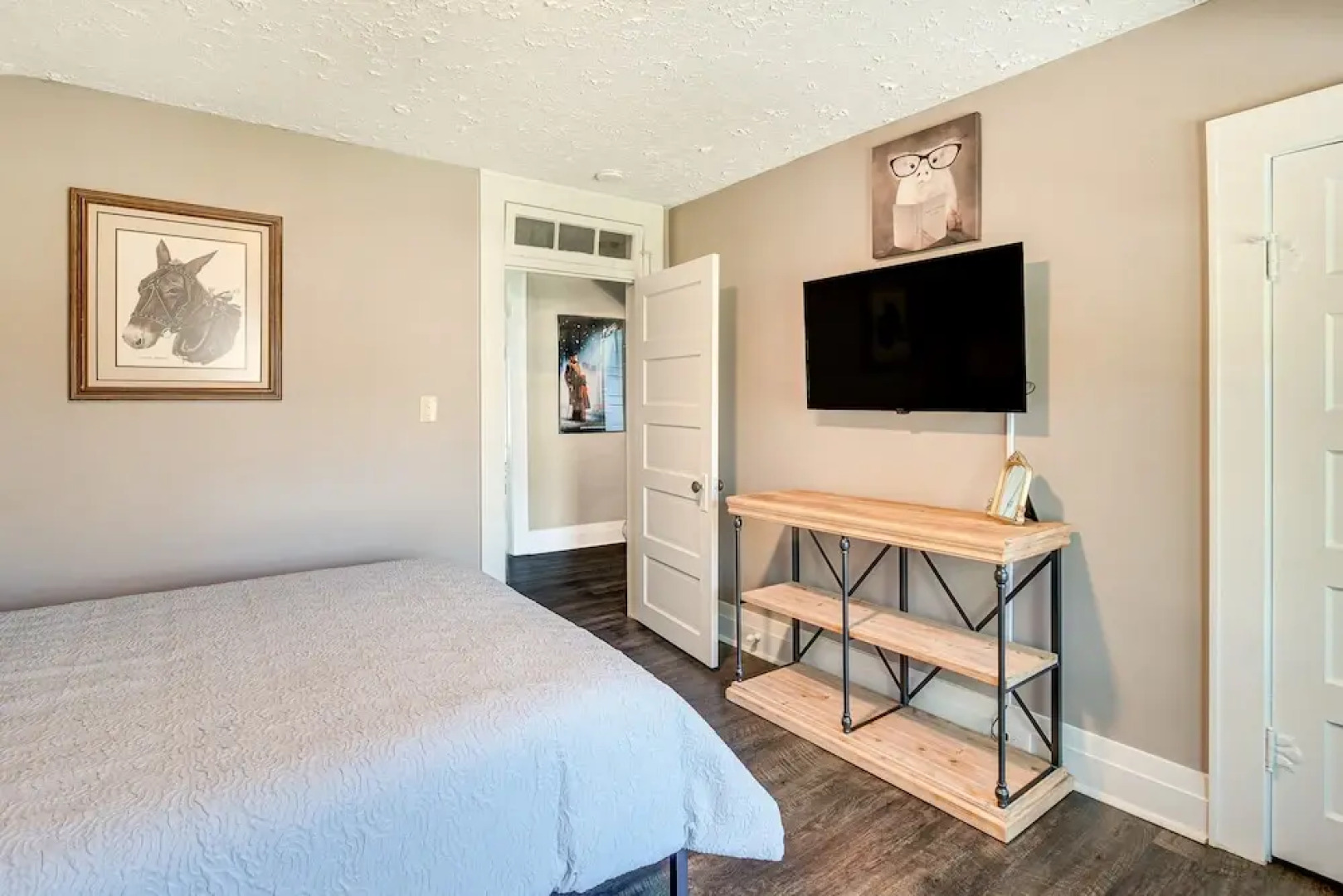 Glasgow Home w/ Porch: Close to Lake & Caves!