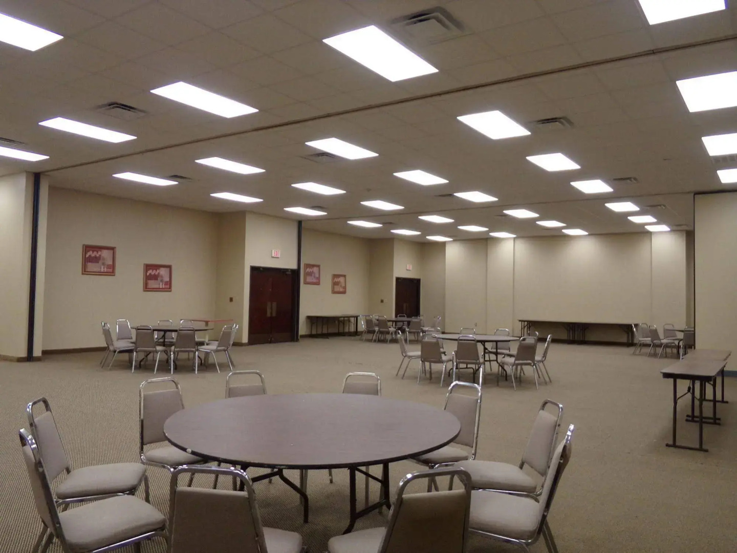 Econo Lodge Inn & Suites