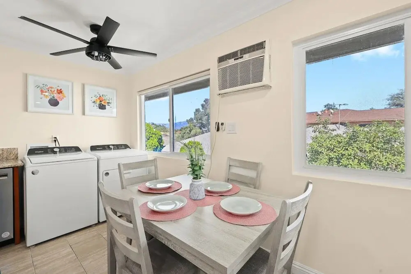 Sunny & Cheerful Near I-10 ~ Queen Beds ~ Parking