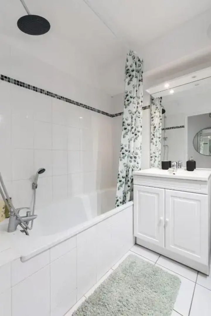 La Madeleine - Nice spacious apartment with parking and balcony!