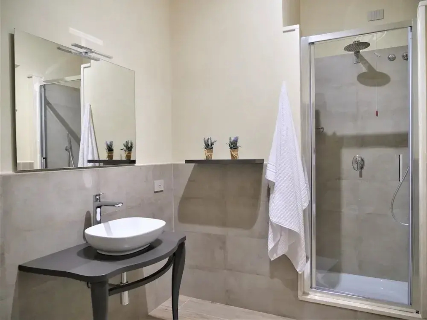 Modern Apartment Near Pistoia With Shared Garden