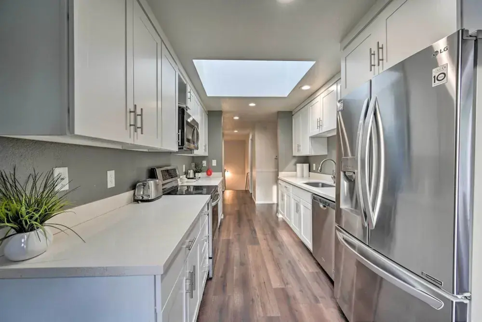 Shoreline Home w/ Deck ~ 14 Mi to Downtown Seattle