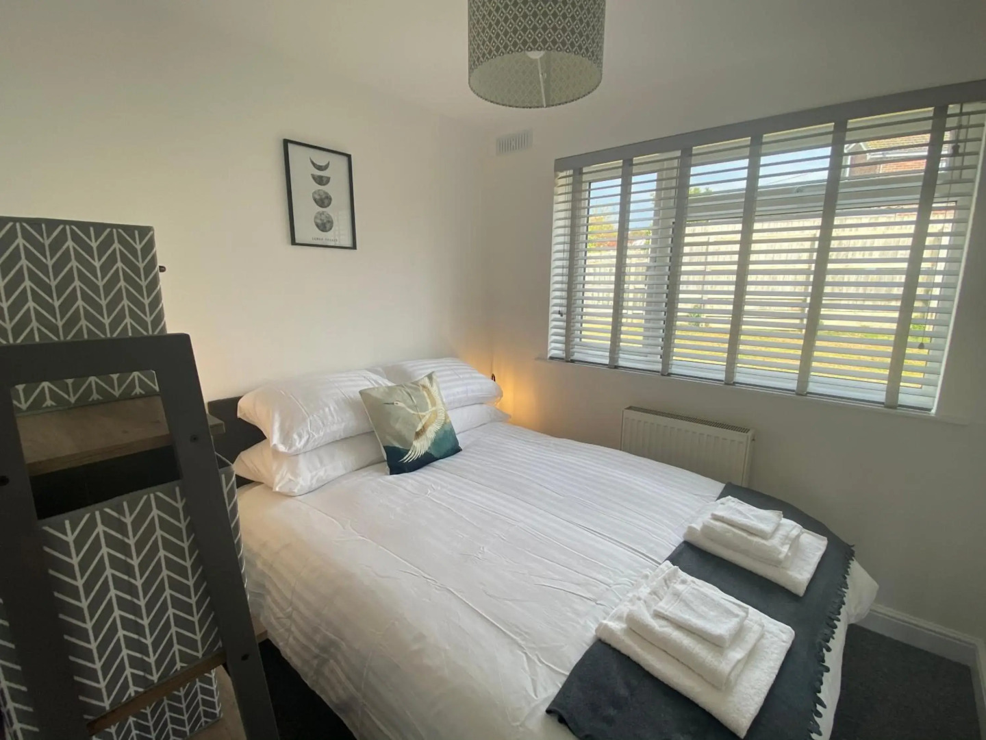 Bay - Brambles Chine, Colwell Bay - 5 star WiFi - Short walk to The Hut and beach - 1 night stays available