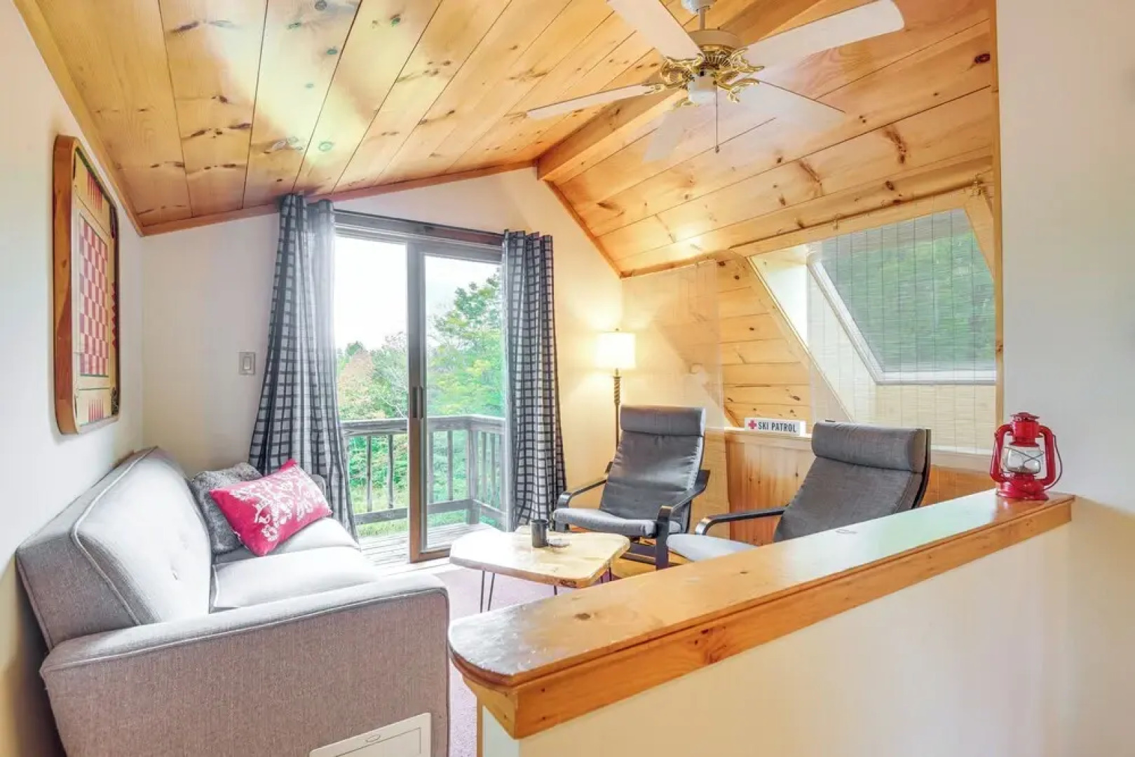 Storybook Stratton House: 3 Mi to Mount Snow!