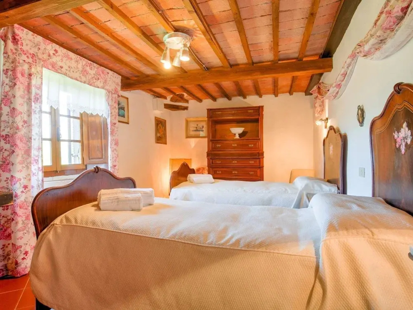 A Beautiful, Traditional Tuscan Hamlet in the Hills