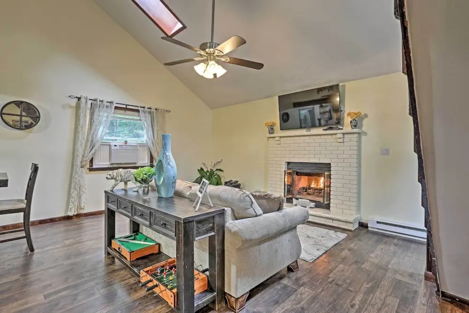 15 Mi to Camelback Ski Resort: Home w/ Deck!