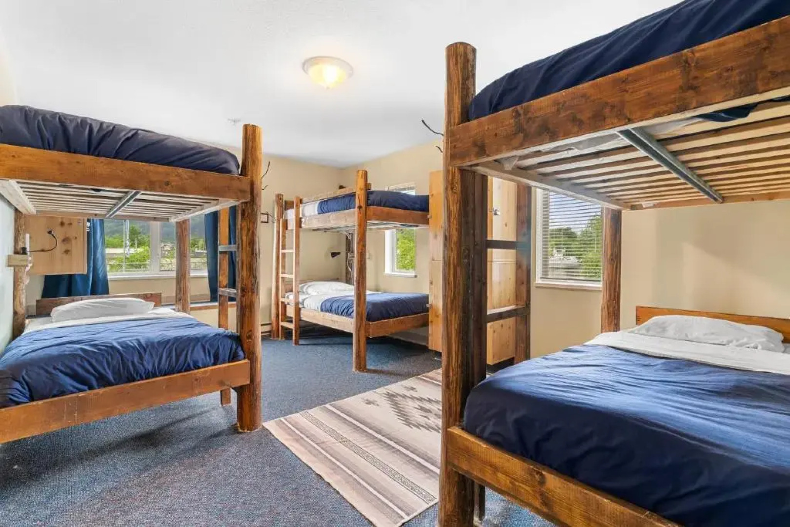 Squamish Adventure Inn & Hostel